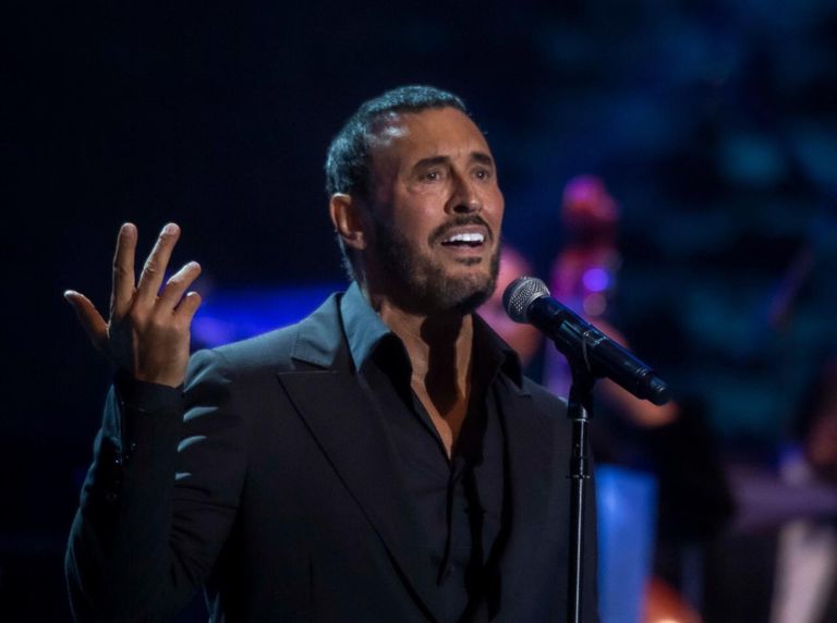 فتاة تقتحم المسرح وتلتقط سيلفي مع كاظم الساهر