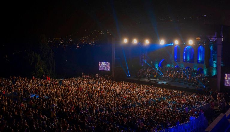 فتاة تقتحم المسرح وتلتقط سيلفي مع كاظم الساهر