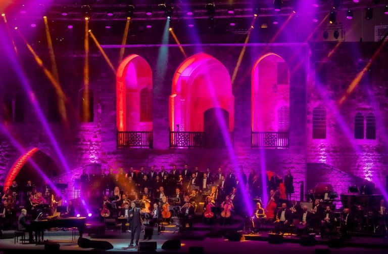 فتاة تقتحم المسرح وتلتقط سيلفي مع كاظم الساهر