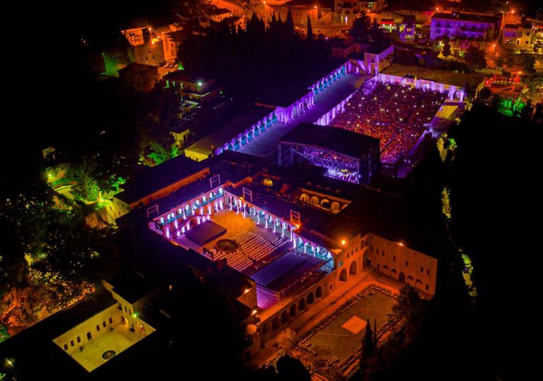 فتاة تقتحم المسرح وتلتقط سيلفي مع كاظم الساهر