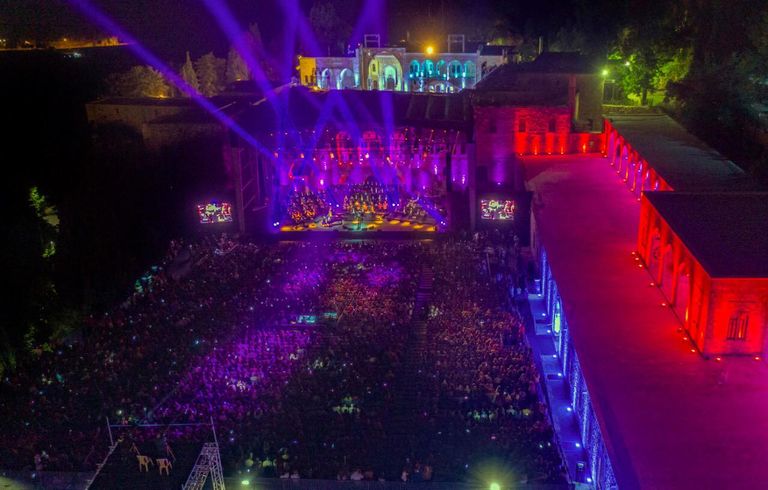 فتاة تقتحم المسرح وتلتقط سيلفي مع كاظم الساهر