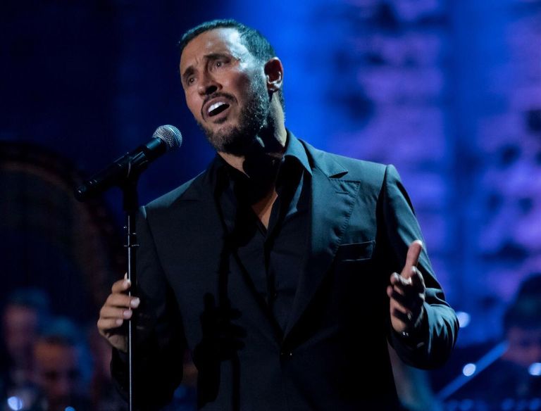 فتاة تقتحم المسرح وتلتقط سيلفي مع كاظم الساهر