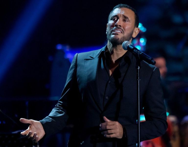 فتاة تقتحم المسرح وتلتقط سيلفي مع كاظم الساهر