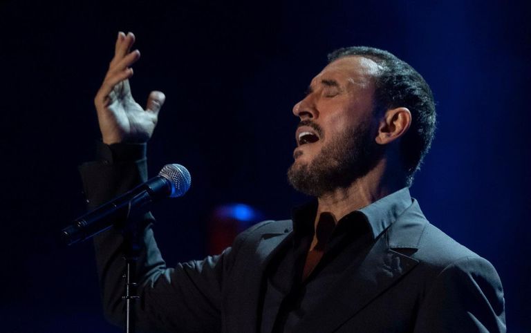 فتاة تقتحم المسرح وتلتقط سيلفي مع كاظم الساهر