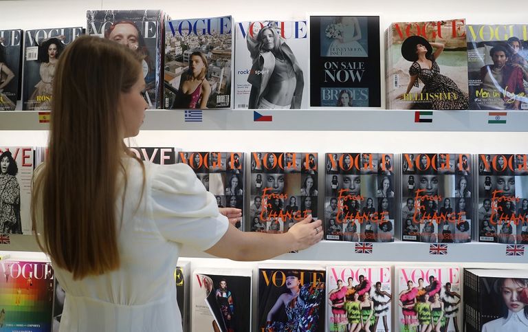 محبو الأسرة الملكية البريطانية اصطفوا لشراء المجلة