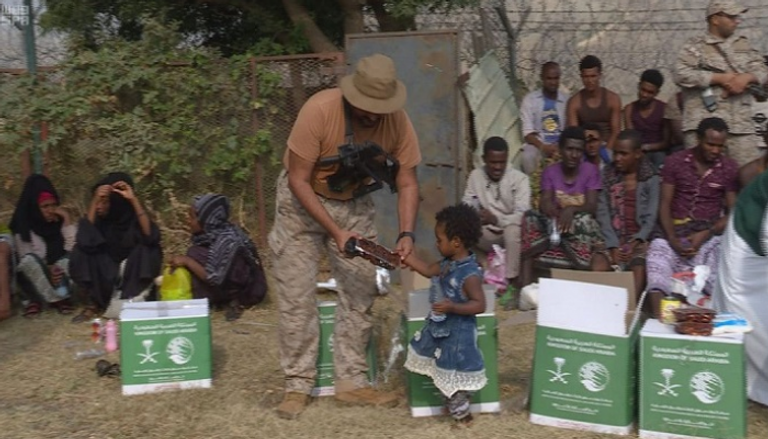 القوات السعودية تقدم مساعدات إنسانية للأفارقة المحررين 