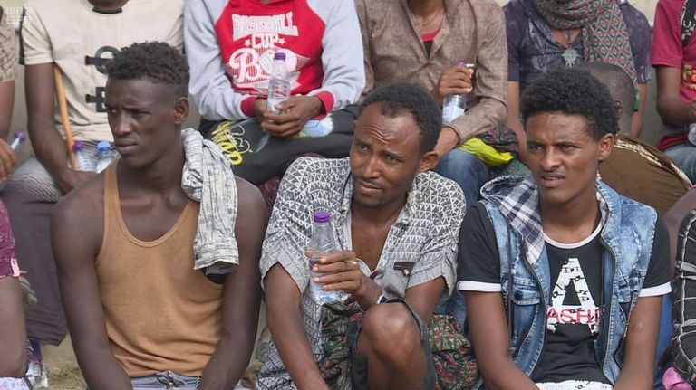 القوات السعودية تقدم مساعدات إنسانية للأفارقة المحررين