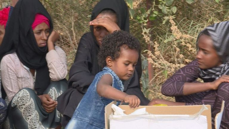 القوات السعودية تقدم مساعدات إنسانية للأفارقة المحررين