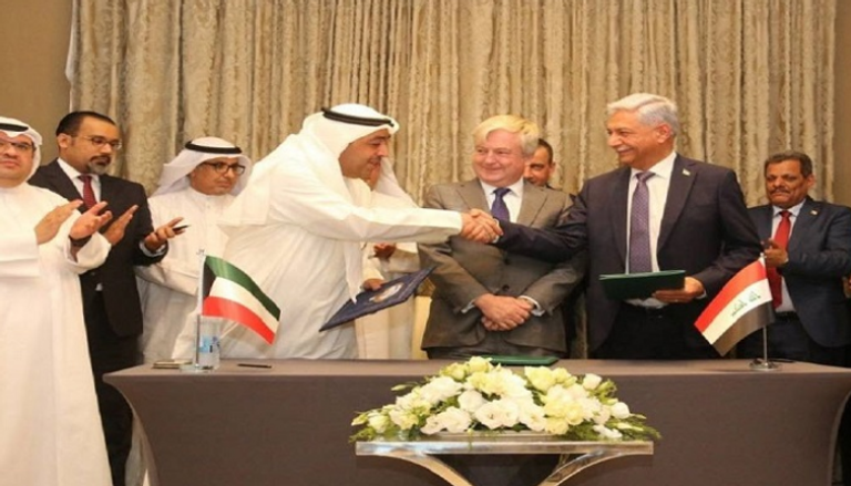 جانب من توقيع العقد بين العراق والكويت حول حقول النفط الحدودية