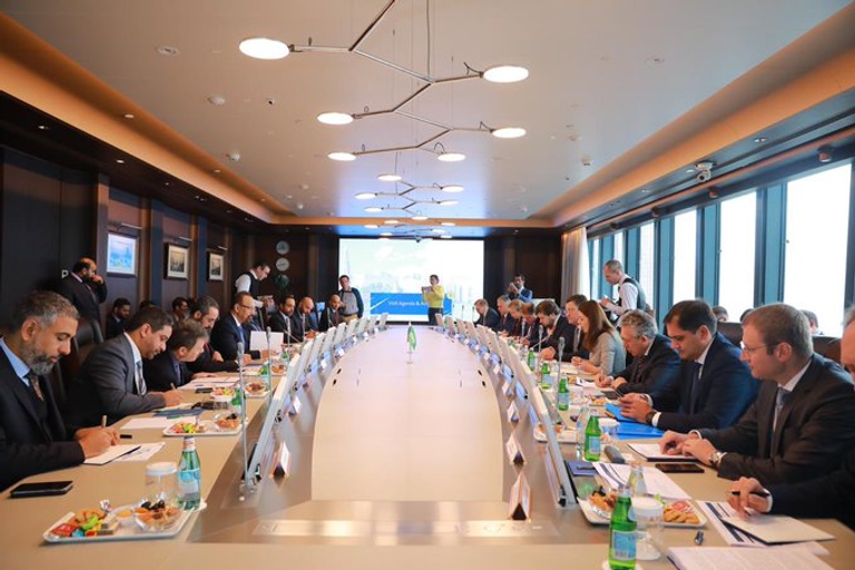 لقاء الوفد السعودي مع نظيره الروسي في موسكو وزير الطاقة السعودي يصافح نظيره الروسي