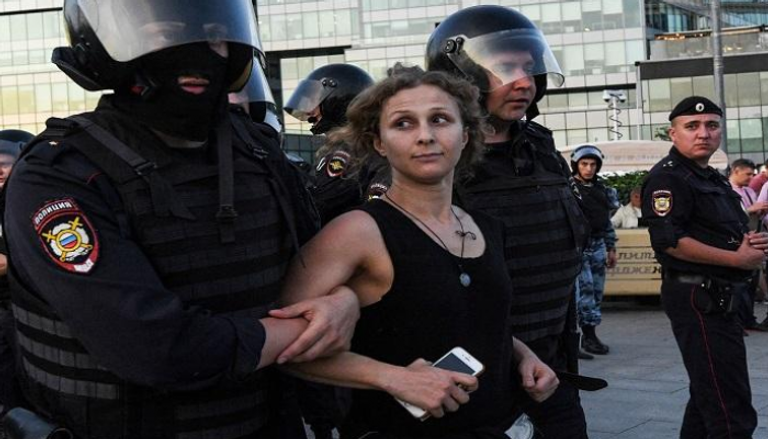 الشرطة الروسية توقف إحدى المتظاهرات