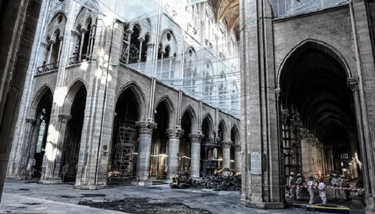 أعمال ترميم الكاتدرائية من الداخل