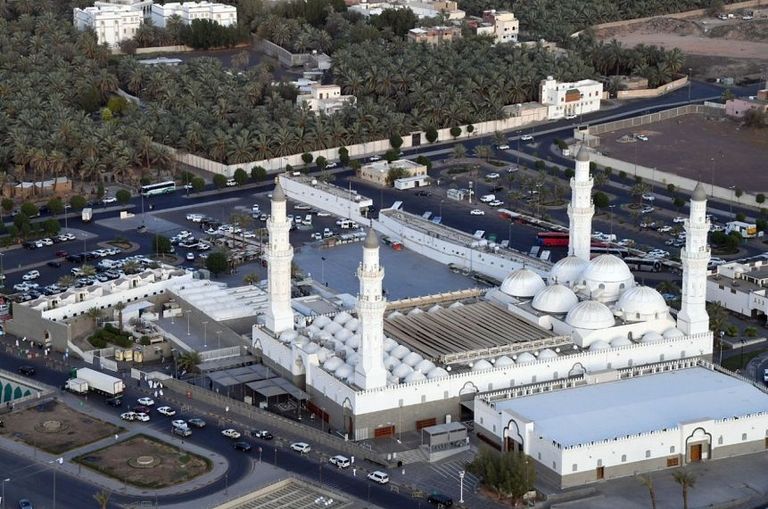 الحجاج يتوافدون على المساجد الكبرى والمعالم التاريخية بالمدينة المنورة