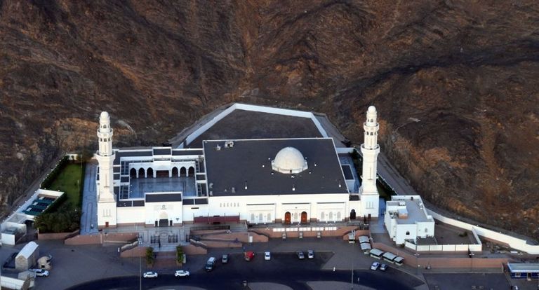 الحجاج يتوافدون على المساجد الكبرى والمعالم التاريخية بالمدينة المنورة