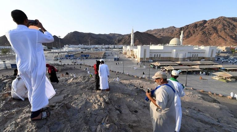 الحجاج يتوافدون على المساجد الكبرى والمعالم التاريخية بالمدينة المنورة