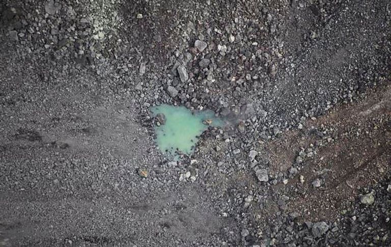 بحيرة مياه في بركان كيلاويا