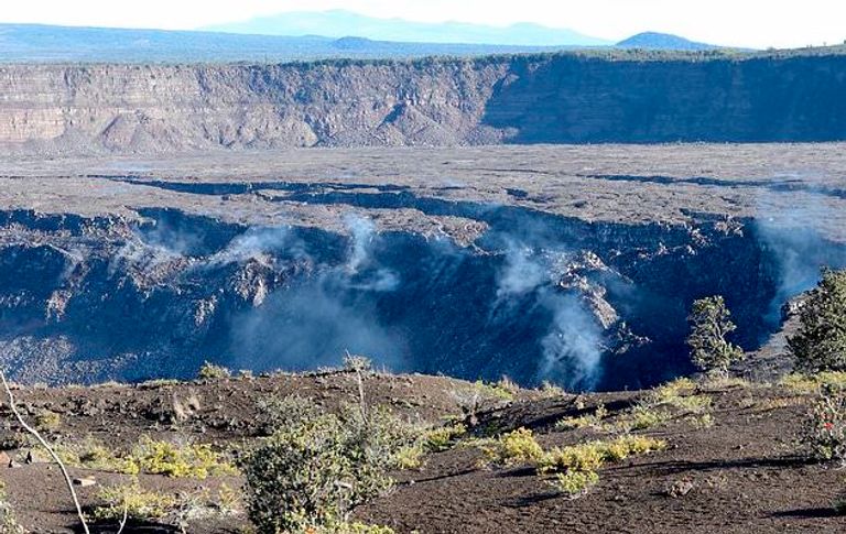 بحيرة مياه في بركان كيلاويا