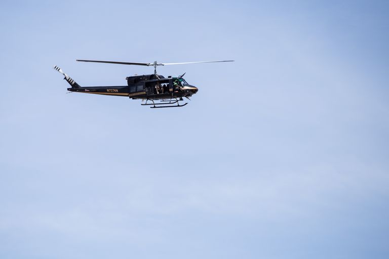 طائرة تحلق قرب موقع الحادث الشرطة الأمريكية بأحد مداخل المتجر- الفرنسية