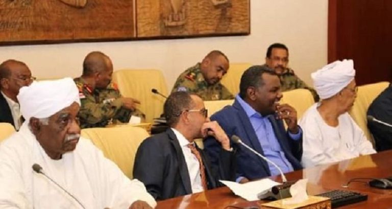 قوى الحرية والتغيير خلال جلسة سابقة مع المجلس العسكري مراسم توقيع الوثيقة الدستورية بالسودان