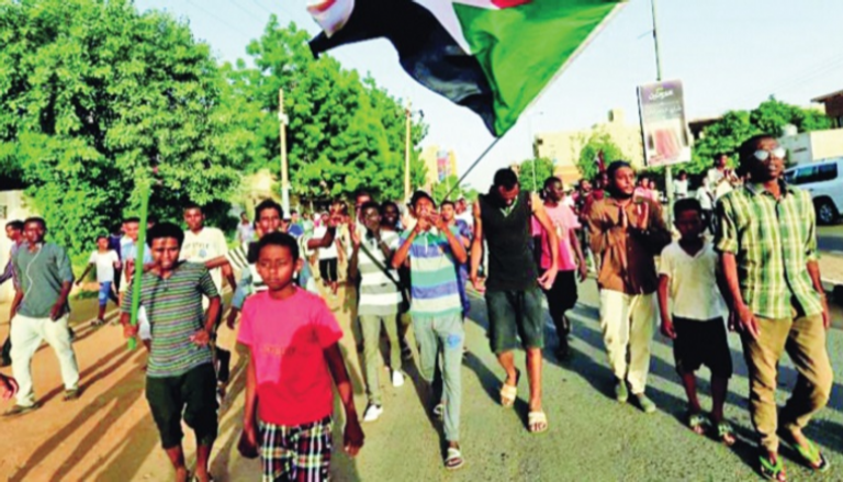 جانب من فرحة السودانيين بتوقيع اتفاق الوثيقة الدستورية