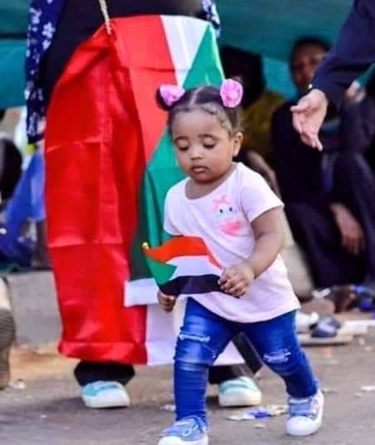 جانب من فرحة السودانيين بتوقيع اتفاق الوثيقة الدستورية