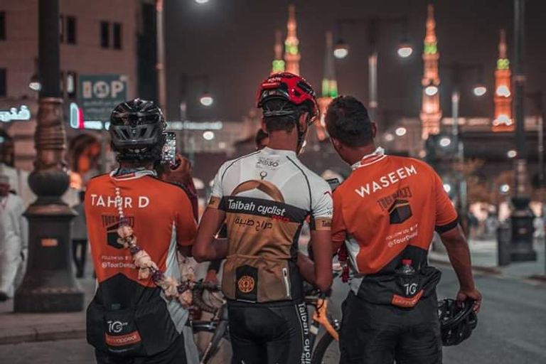 حجاج من Tour De Hajj لدى وصولهم إلى المدينة