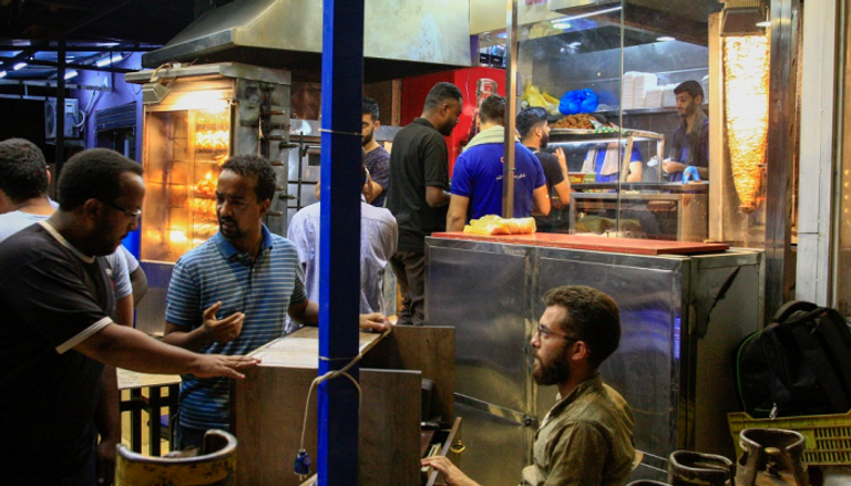 المطاعم السورية باتت منطقة جذب لمئات السودانيين