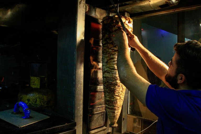 المطاعم السورية باتت منطقة جذب لمئات السودانيين