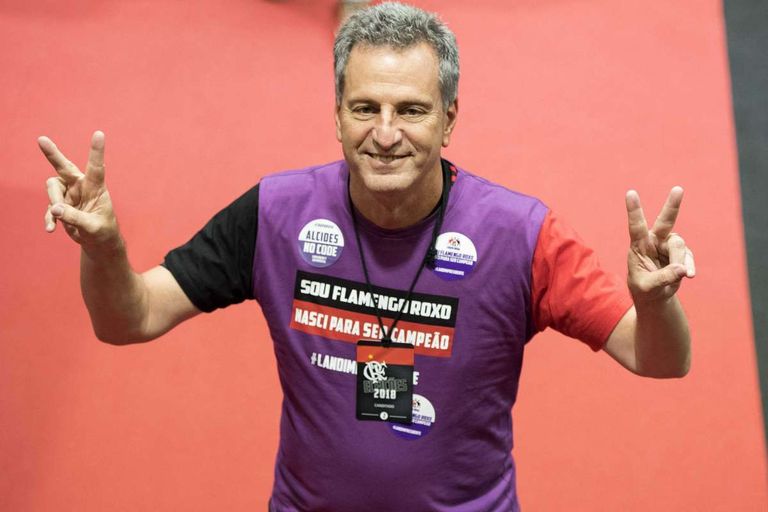 رودولفو لانديم رئيس نادي فلامنجو البرازيلي ماريو بالوتيلي