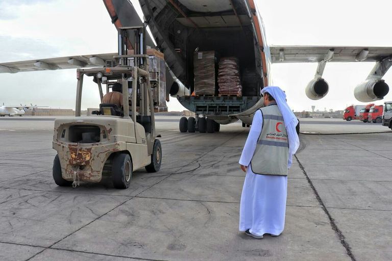 وصول المساعدات الإماراتية إلى مطار عدن الدولي