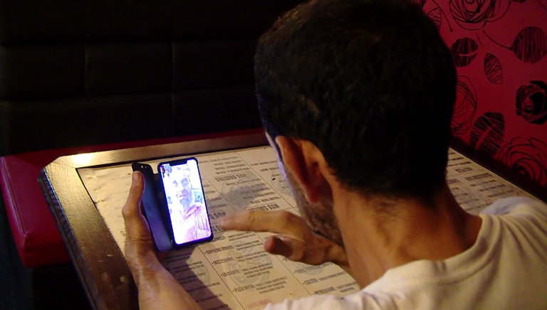 التواصل عبر مواقع التواصل بين الصم والبكم في الجزائر مقهى "العقاقنة" في الجزائر العاصمة