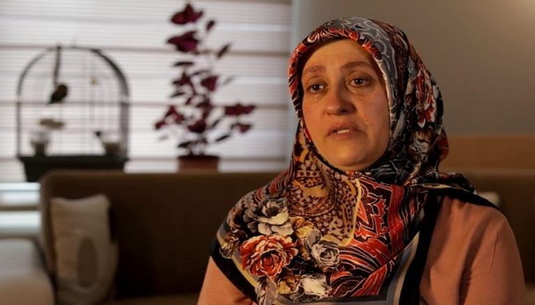 زوجة المعلم التركي الذي قتل بسجون أردوغان زملاء المعلم التركي يحاولون إسعافه بالزانزانة