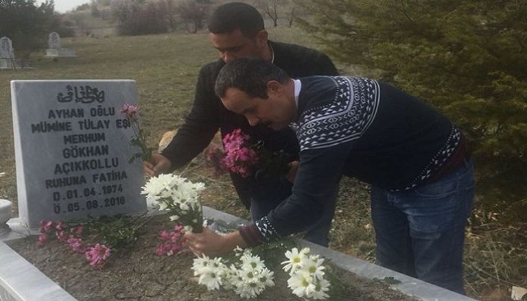 قبر المعلم التركي الذي قتل في سجون أردوغان زملاء المعلم التركي يحاولون إسعافه بالزانزانة