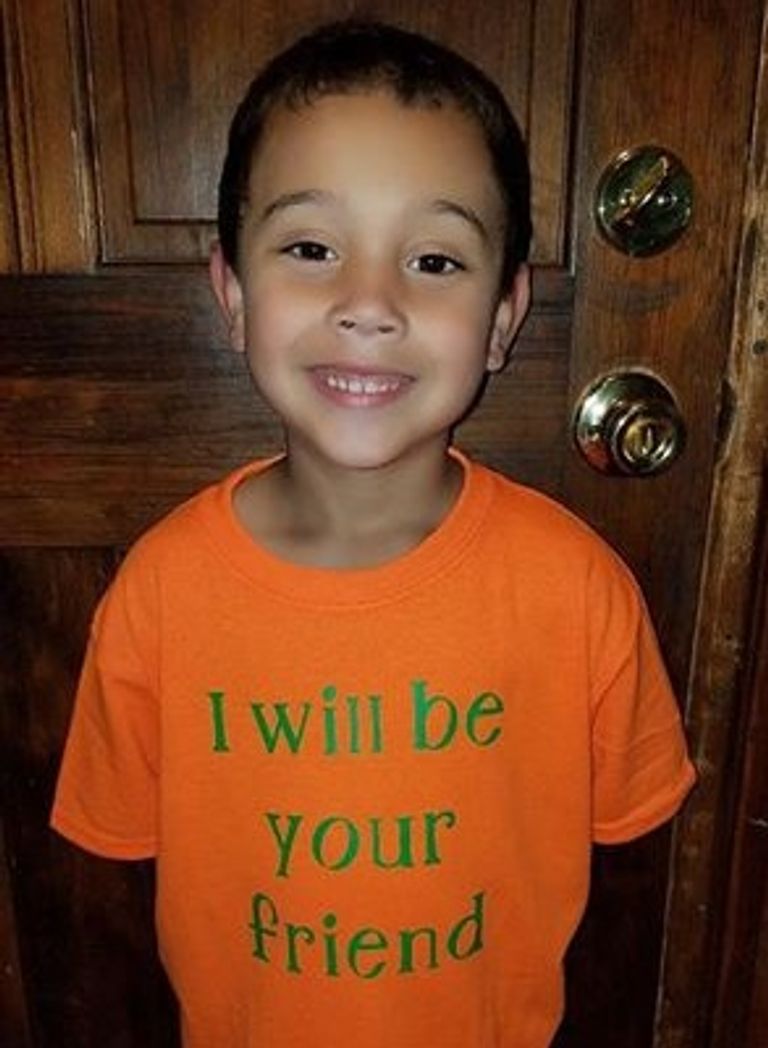 طفل يحارب التنمر في المدرسة بـ"تي شيرت"