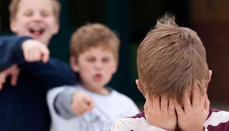 طفل يحارب التنمر في المدرسة بـ"تي شيرت"