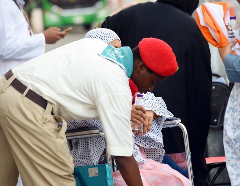 شباب يتطوعون لخدمة حجاج بيت الله الحرام