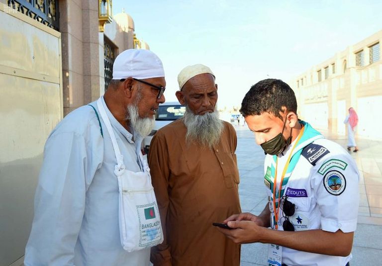 شباب يتطوعون لخدمة حجاج بيت الله الحرام