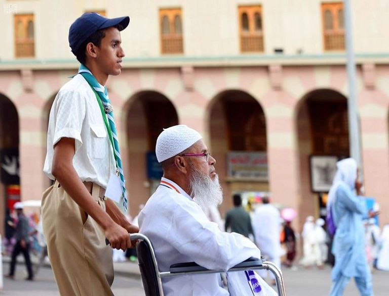 شباب يتطوعون لخدمة حجاج بيت الله الحرام