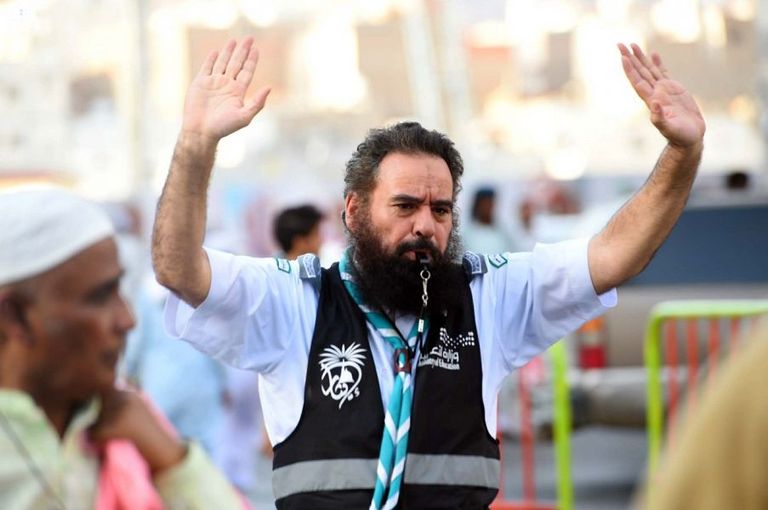 شباب يتطوعون لخدمة حجاج بيت الله الحرام