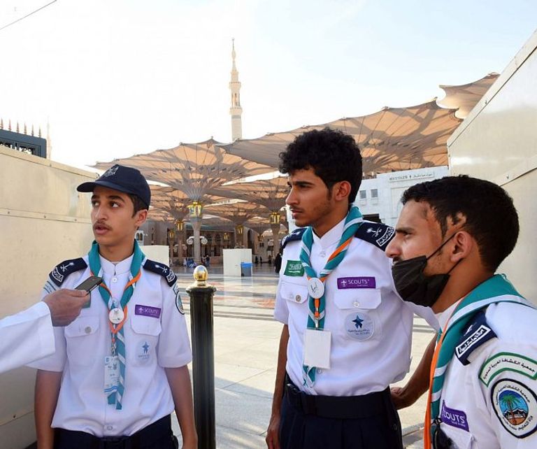 شباب يتطوعون لخدمة حجاج بيت الله الحرام