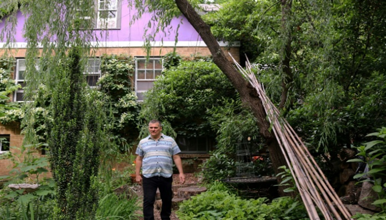 جيم نيكولس في حديقته بتاكوما بارك في ماريلاند