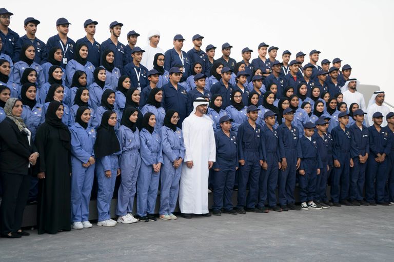 محمد بن زايد يستقبل فريق سفراء العطاء المشارك في أعمال تطوعية بدول عدة