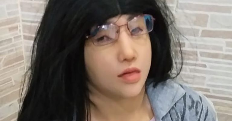 زعيم العصابة يتنكر في شكل ابنته