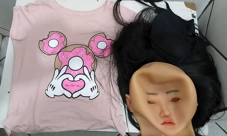 زعيم العصابة يتنكر في شكل ابنته