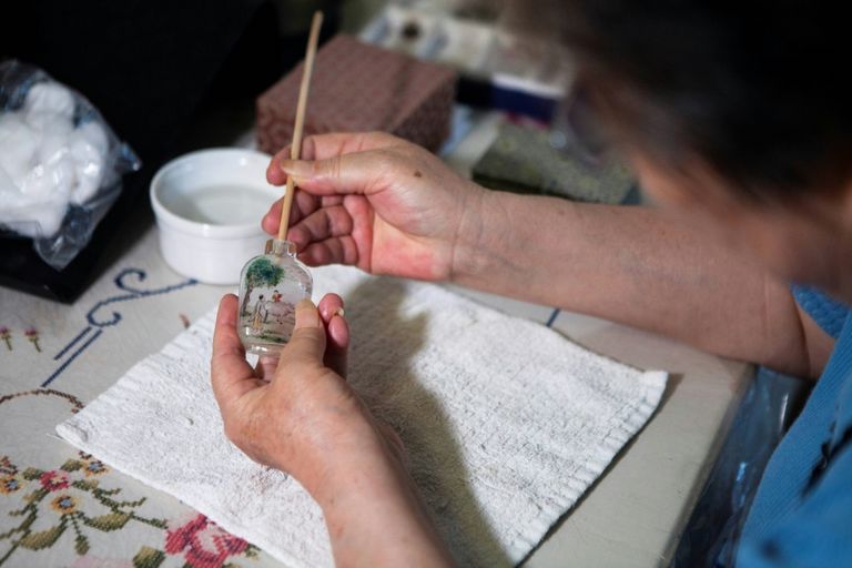 حرفة الرسم داخل الزجاجات في الصين