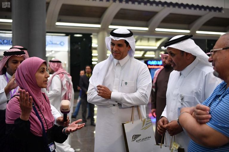 وزير النقل السعودي خلال استقباله وفد الحجاج