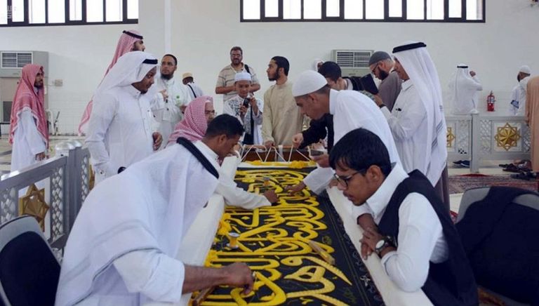صناعة كسوة الكعبة المشرفة في العهد السعودي تجسد الاهتمام بالبيت العتيق