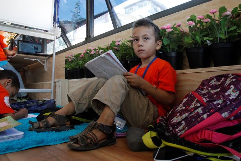 حافلة تتحول إلى مدرسة لأطفال اللاجئين العالقين على الحدود