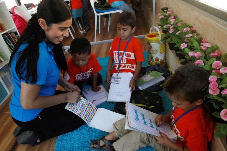 حافلة تتحول إلى مدرسة لأطفال اللاجئين العالقين على الحدود