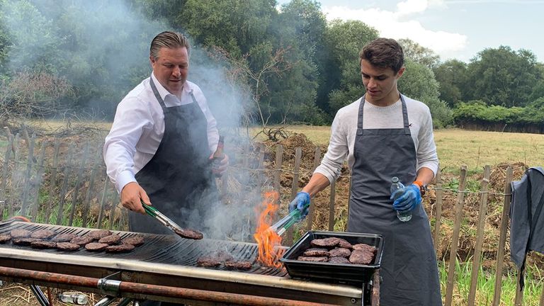 الفريق المتوج بلقب "ملك الشواء"